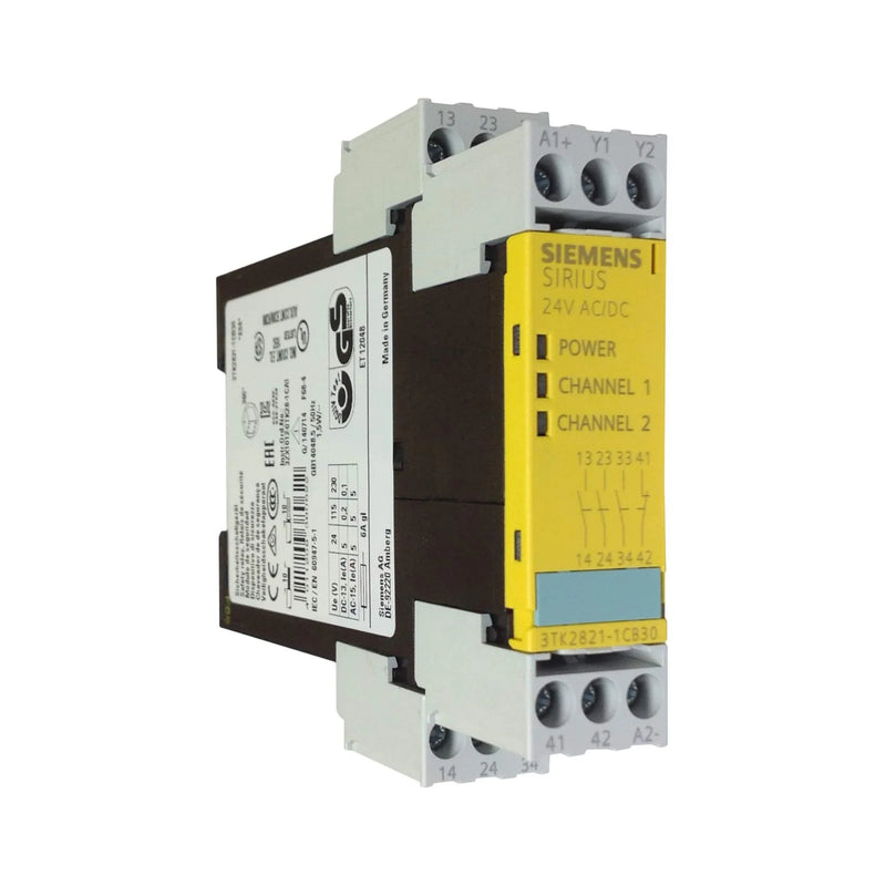 Siemens 3TK2821-1CB30 safety relay, 24V DC, 3 NO + 1 NC outputs, SIL 3, PL e, Cat. 4, for emergency stop and safety door monitoring, DIN rail mount.